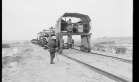 Układanie torów przy pomocy suwnic bramowych. Rok 1975. Fot. Jerzy Szeliga.

Sygnatury: 364.